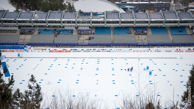 Стадион пока пуст, но скоро наполнится лыжниками и болельщиками