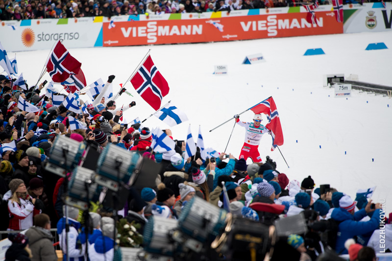 Марит Бьёрген финиширует с норвежским флагом